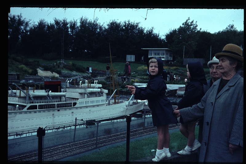 25.Madurodam sep 1966 Wieni,Omi,Brigitte,Marion.JPG